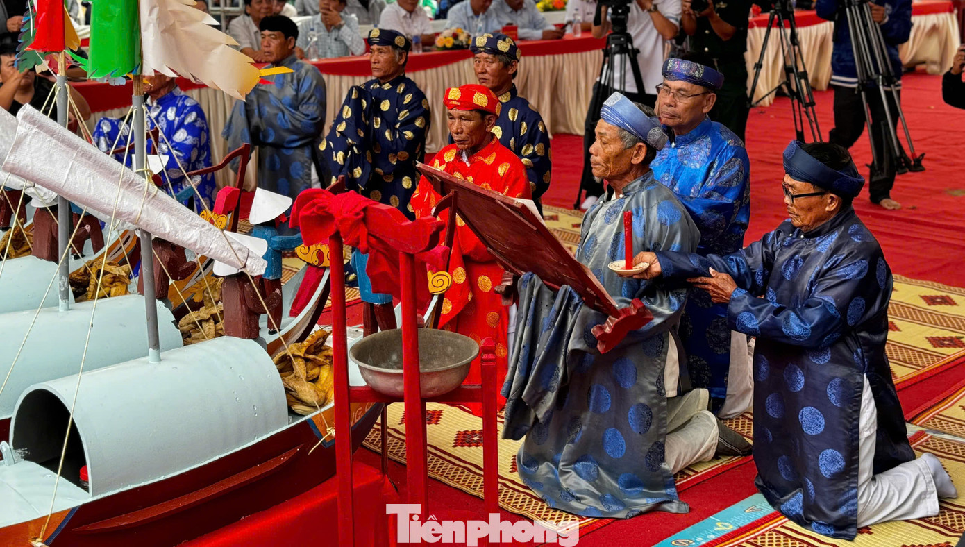 Nghi thức tế lễ trước bài vị các hùng binh Hoàng Sa.
