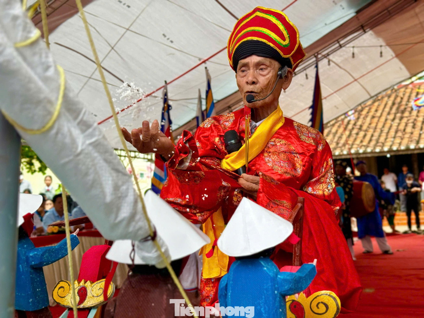 Thầy pháp thực hiện các nghi thức thế lính an vị các vong linh lính Hoàng Sa trước khi thả thuyền ra biển. Ảnh: Nguyễn Ngọc.