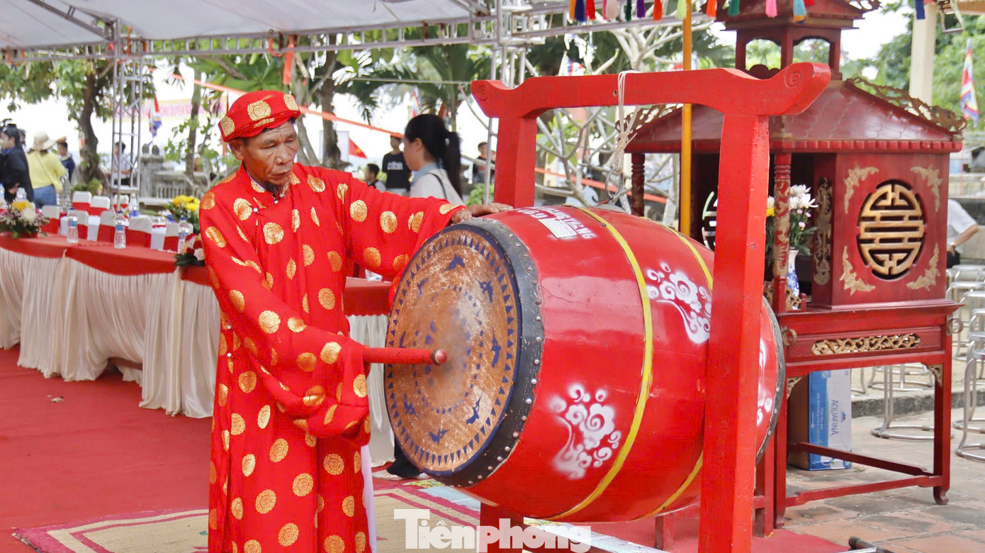 Hồi trống báo hiệu bắt đầu nhập lễ khao lề. Ảnh: Nguyễn Ngọc.