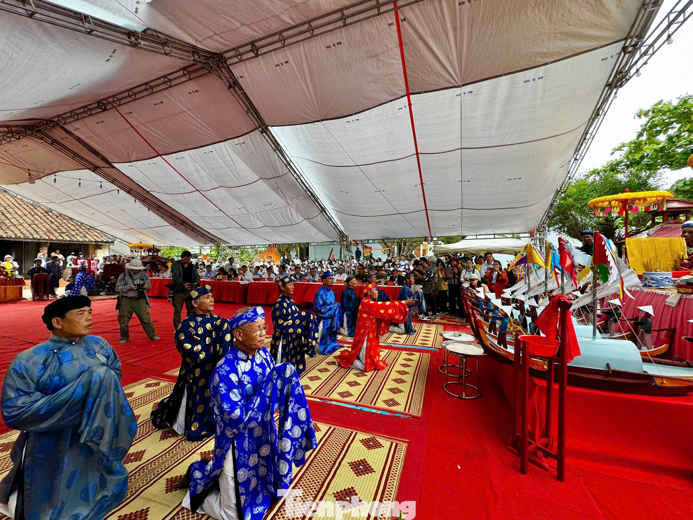 Sáng 13/4 (tức 16/3 âm lịch), Ban Khánh tiết Đình làng An Vĩnh (huyện Lý Sơn) tổ chức Lễ Khao lề thế lính Hoàng Sa. Đây là hoạt động nằm trong khuôn khổ Tuần lễ Du lịch tỉnh Quảng Ngãi năm 2025. Ảnh: Nguyễn Ngọc.