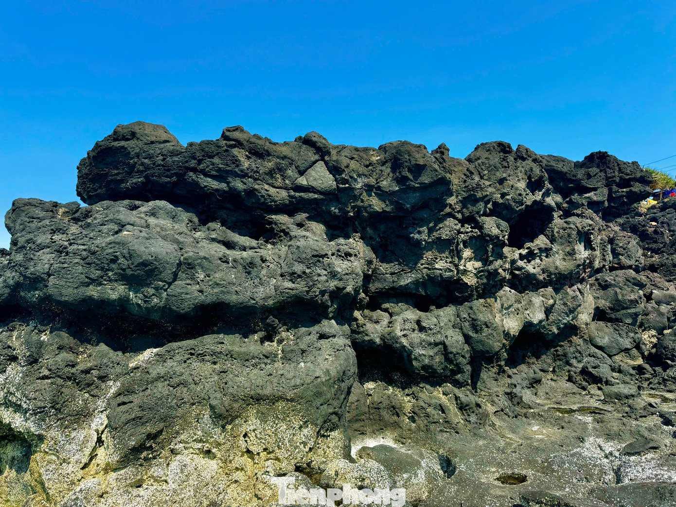 Những vách đá trầm tích núi lửa hàng triệu năm. Anh Nguyễn Văn Yên (du khách đến từ Quảng Nam) chia sẻ, đây là lần đầu tiên tôi và gia đình đến với đảo bé, khung cảnh thiên nhiên ở đây vô cùng hoang sơ và yên bình. Nơi đây có các vách đá trầm tích núi lửa rất đẹp. “Chắc chắn tôi và gia đình sẽ quay lại đảo bé để tiếp tục trải nghiệm…”, anh Yên nói. Ảnh: Nguyễn Ngọc.