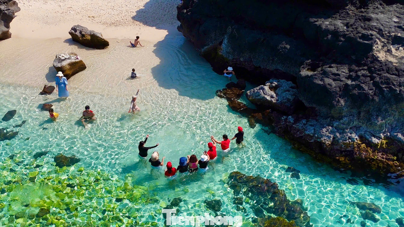 Du khách thích thú bơi lặn giữa làn nước biển trong xanh. Ảnh: Nguyễn Ngọc.