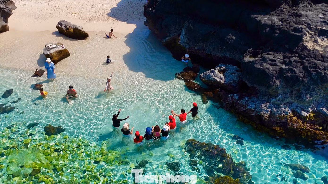 Du khách thích thú bơi lặn giữa làn nước biển trong xanh. Ảnh: Nguyễn Ngọc.