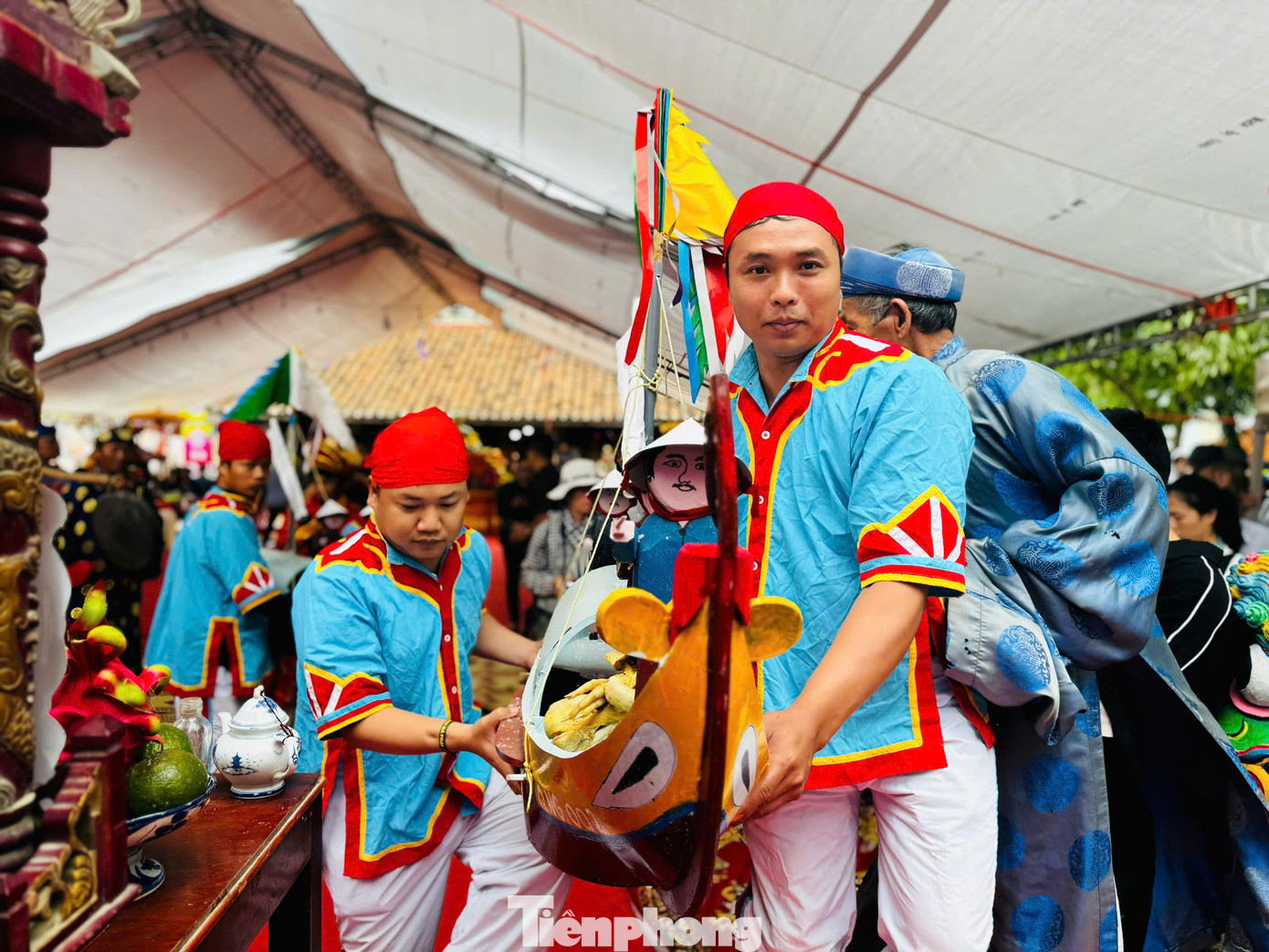 Kết thúc phần tế lễ, tiếng ốc u được thổi lên từng hồi trầm hùng, hiệu lệnh trai tráng trong làng rước mô hình 5 thuyền câu ra biển. Tái hiện lại lễ tiễn đưa các hùng binh Hoàng Sa kiêm quản Bắc Hải năm xưa lên đường làm nhiệm vụ thiêng liêng với Tổ quốc. Ảnh: Nguyễn Ngọc.