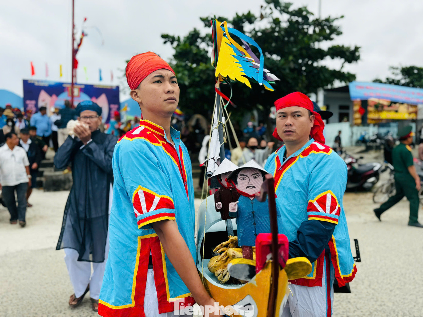 Lễ Khao lề thế lính Hoàng Sa thể hiện đạo lý “Uống nước nhớ nguồn”, tưởng nhớ và tri ân đội hùng binh Hoàng Sa năm xưa đã vâng lệnh triều đình ra Hoàng Sa, Trường Sa khai thác sản vật, đo đạc hải trình, cắm mốc, dựng bia chủ quyền. Ảnh: Nguyễn Ngọc.
