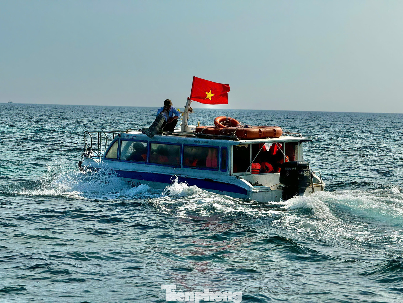 Từ bến cảng ở đảo Lớn, du khách có thể đi ca nô khoảng 15p thì đến với đảo Bé. Ảnh: Nguyễn Ngọc.