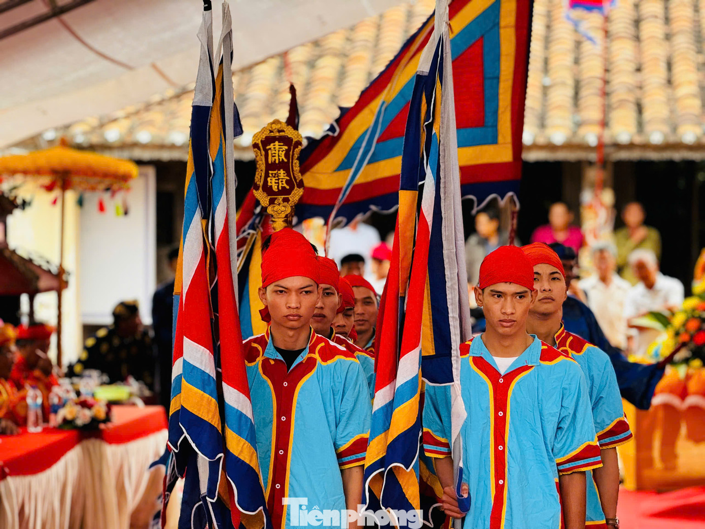 Kết thúc phần tế lễ, tiếng ốc u được thổi lên từng hồi trầm hùng, hiệu lệnh trai tráng trong làng rước mô hình 5 thuyền câu ra biển. Tái hiện lại lễ tiễn đưa các hùng binh Hoàng Sa kiêm quản Bắc Hải năm xưa lên đường làm nhiệm vụ thiêng liêng với Tổ quốc. Ảnh: Nguyễn Ngọc.
