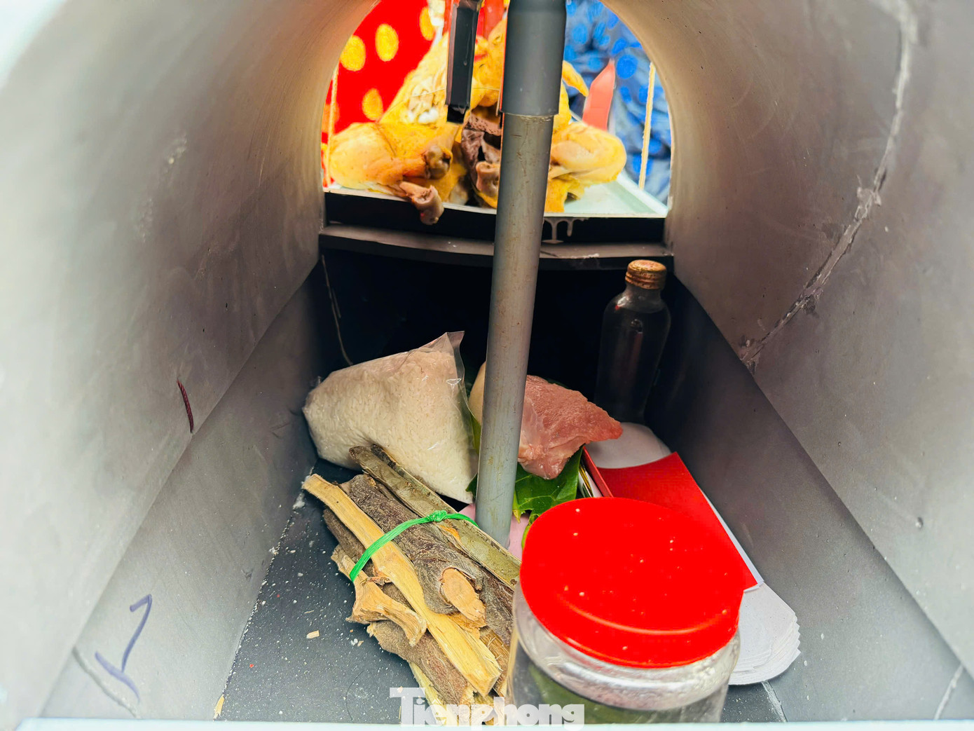 Bên trong các thuyền sẽ có gạo, muối, củi, nước ngọt… Ảnh: Nguyễn Ngọc