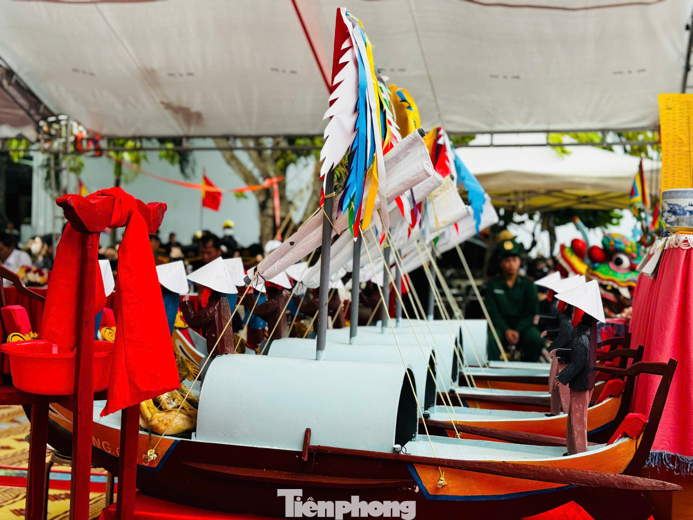 Đây là nghi lễ mang đậm tính nhân văn của người dân Lý Sơn - cúng thế cho người sống để cầu mong bình an cho người lính Hoàng Sa trước khi lên đường làm nhiệm vụ. Ảnh: Nguyễn Ngọc.