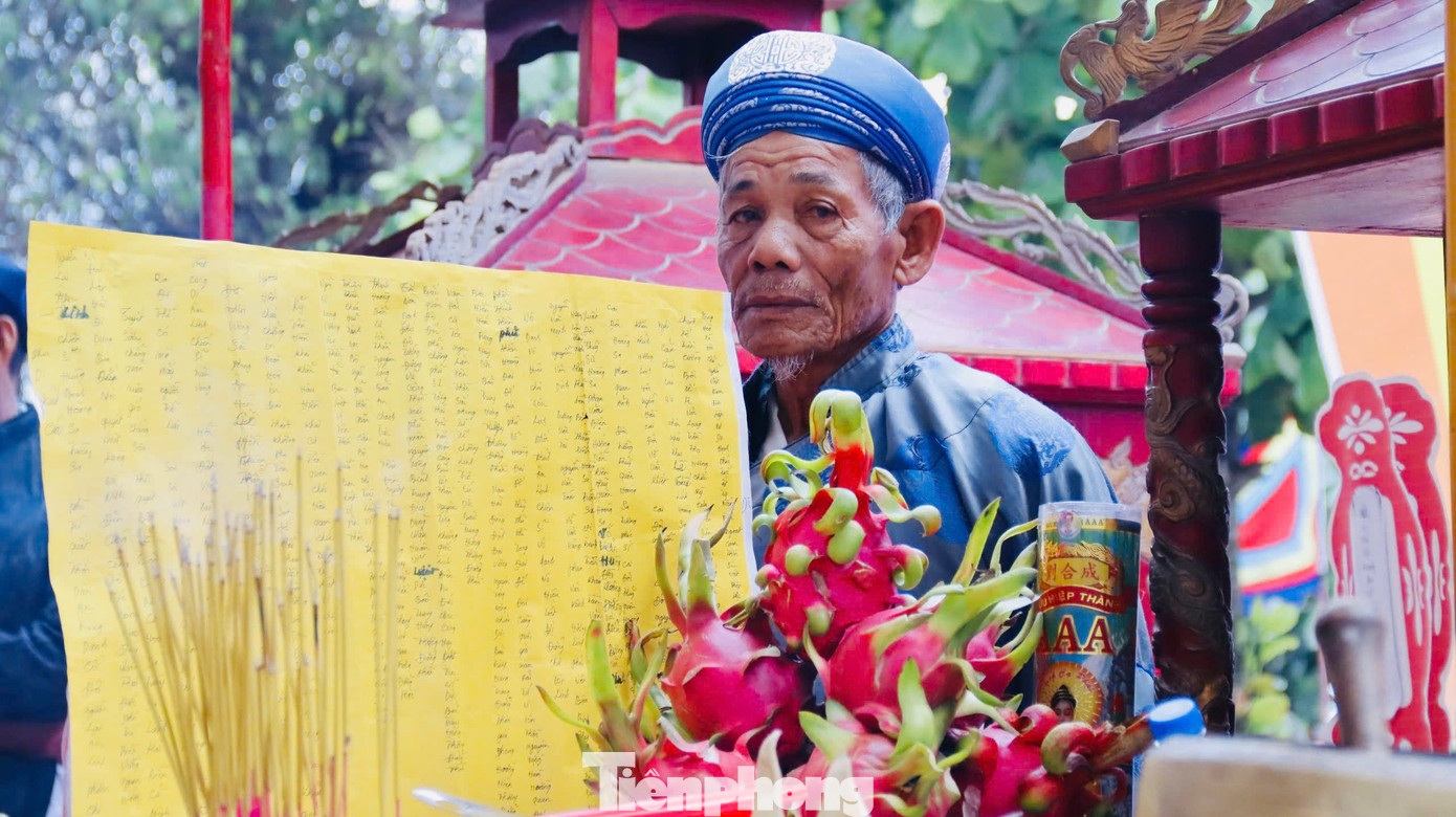 Nghi thức tế lễ trước bài vị các hùng binh Hoàng Sa.