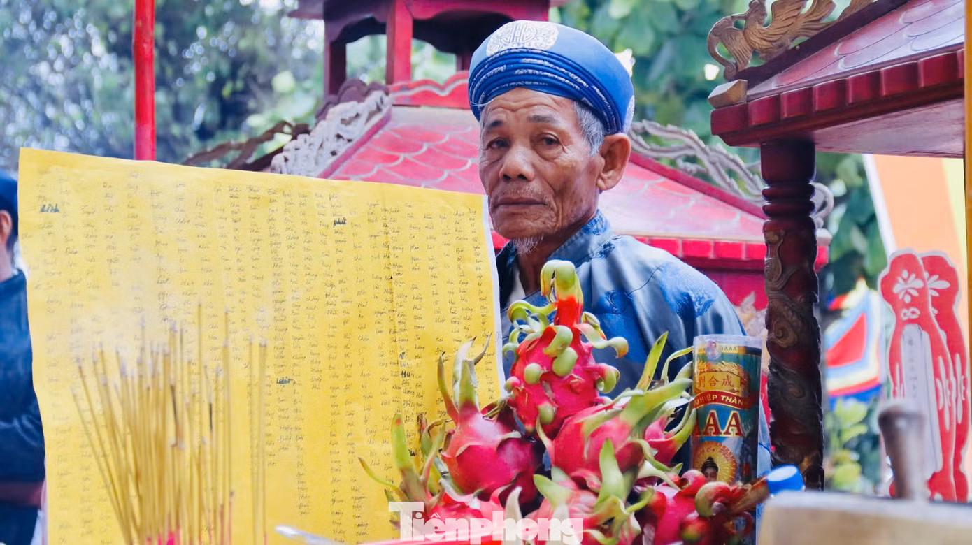 Nghi thức tế lễ trước bài vị các hùng binh Hoàng Sa.