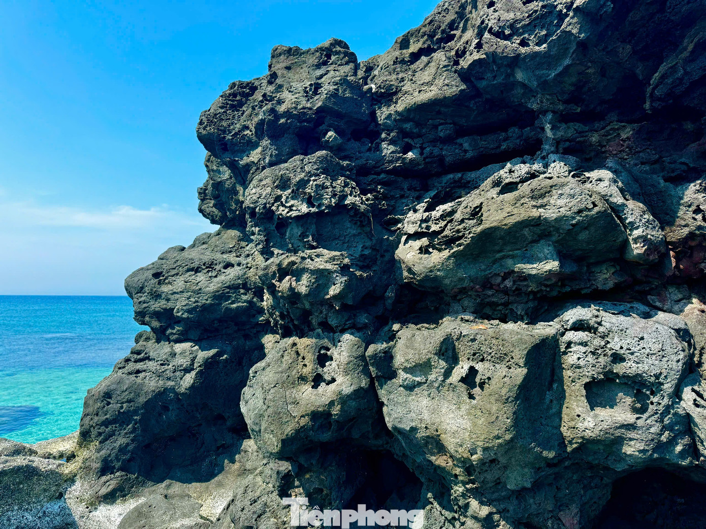 Những vách đá trầm tích núi lửa hàng triệu năm. Anh Nguyễn Văn Yên (du khách đến từ Quảng Nam) chia sẻ, đây là lần đầu tiên tôi và gia đình đến với đảo bé, khung cảnh thiên nhiên ở đây vô cùng hoang sơ và yên bình. Nơi đây có các vách đá trầm tích núi lửa rất đẹp. “Chắc chắn tôi và gia đình sẽ quay lại đảo bé để tiếp tục trải nghiệm…”, anh Yên nói. Ảnh: Nguyễn Ngọc.