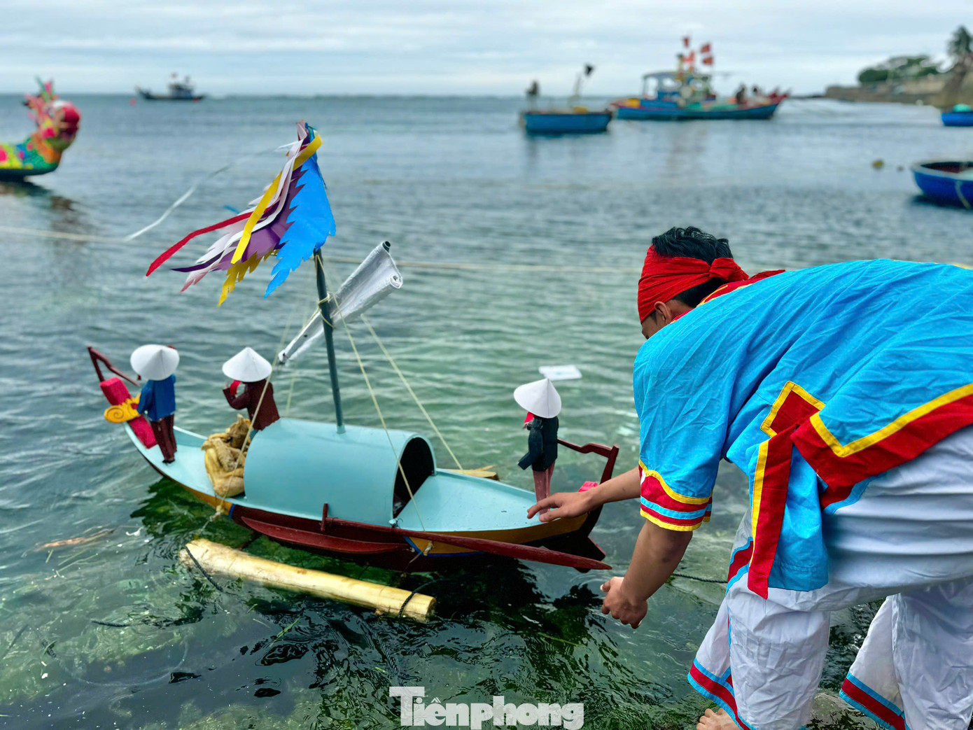 Hải đội hùng binh Hoàng Sa năm xưa đã vượt biển trên những chiếc thuyền câu nhỏ bảo vệ chủ quyền đối với hai quần đảo Hoàng Sa, Trường Sa của dân tộc bằng mồ hôi, xương máu và cả sinh mạng của nhiều thế hệ tráng đinh của hai làng An Vĩnh và An Hải. Ảnh: Nguyễn Ngọc.