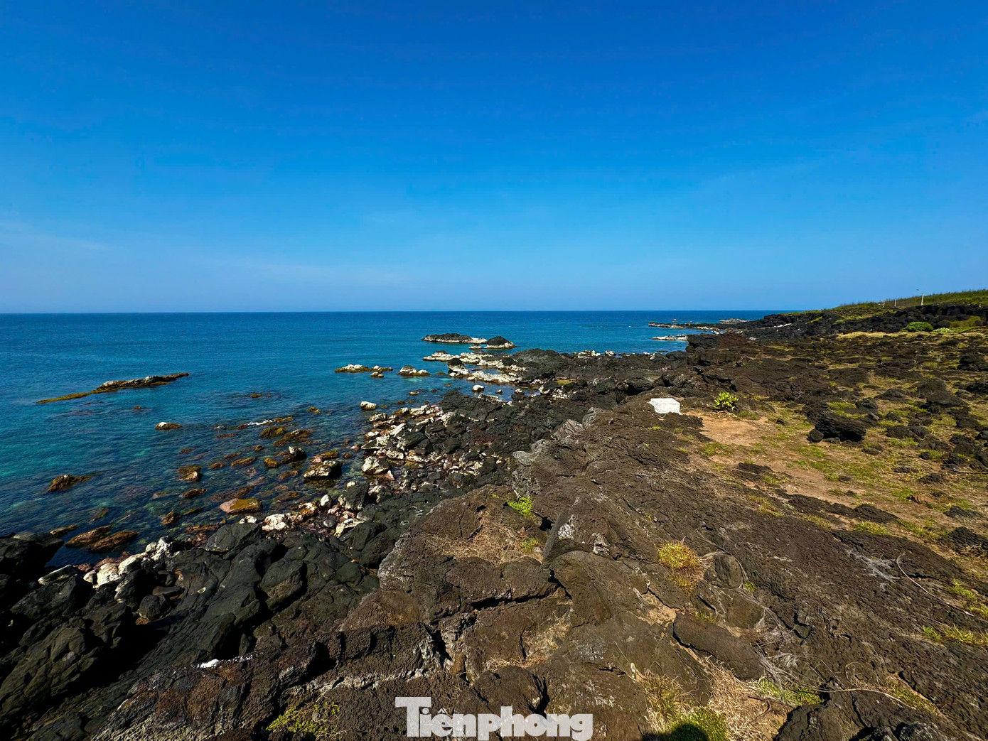 Lặng lẽ giữa biển khơi, đảo Bé tự tạo cho mình một nét đẹp riêng của cuộc sống yên bình cùng với vẻ đẹp hoang sơ độc đáo của thiên nhiên. Đảo Bé được du khách ví như “thiên đường” du lịch giữa biển khơi. Ảnh: Nguyễn Ngọc.