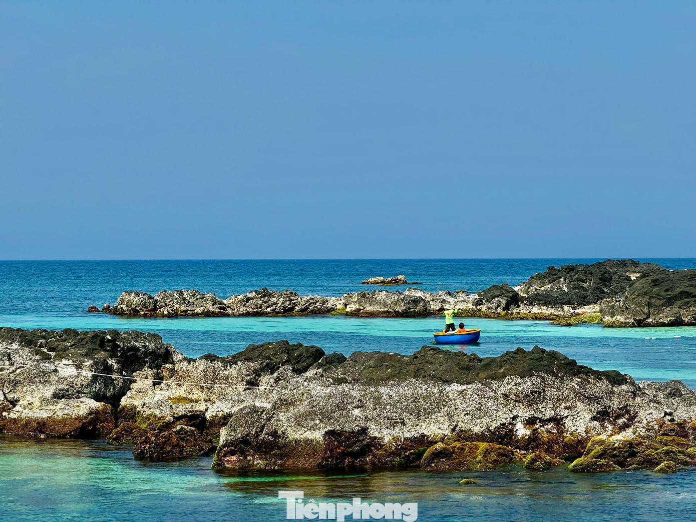 Các vách đá trầm tích núi lửa hàng triệu năm, hòa quyện với màu xanh của nước biển tạo thành một kiệt tác nghệ thuật của thiên nhiên. Ảnh: Nguyễn Ngọc.