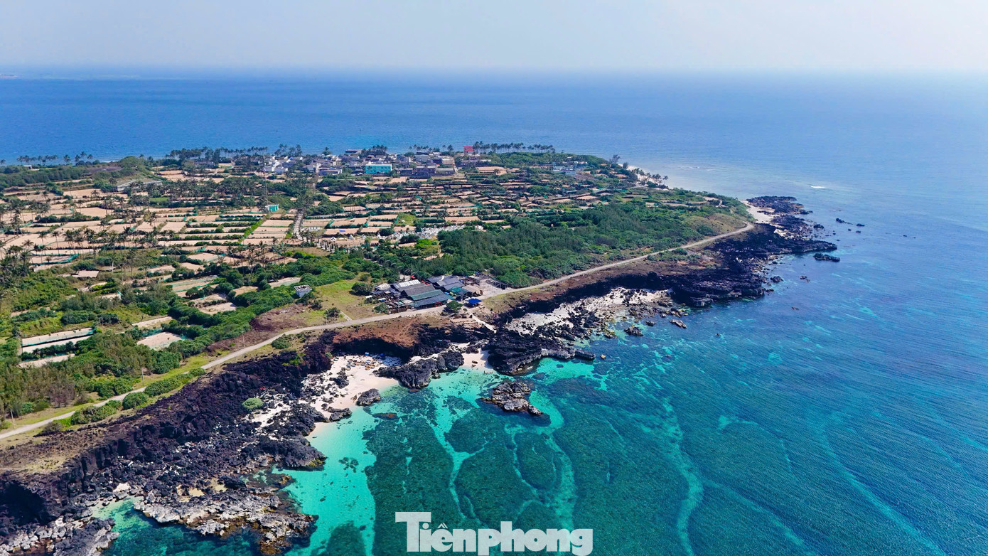 Do được hình thành bởi quá trình phun trào núi lửa nên đảo Bé sở hữu những bãi đá nham thạch độc đáo, khung cảnh thiên nhiên hoang sơ, bờ cát trắng mịn, làn nước biển xanh ngắt… Ảnh: Nguyễn Ngọc.