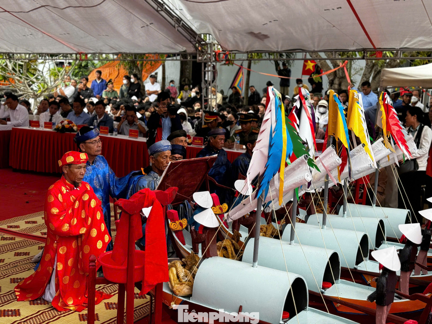Lễ Khao lề thế lính Hoàng Sa được Ban Khánh tiết Đình làng An Vĩnh và các tộc họ tổ chức trang nghiêm, thành kính, với nhiều nghi thức cúng tế, như: Lễ yết, lễ cung nghinh, lễ thả thuyền… Ảnh: Nguyễn Ngọc.