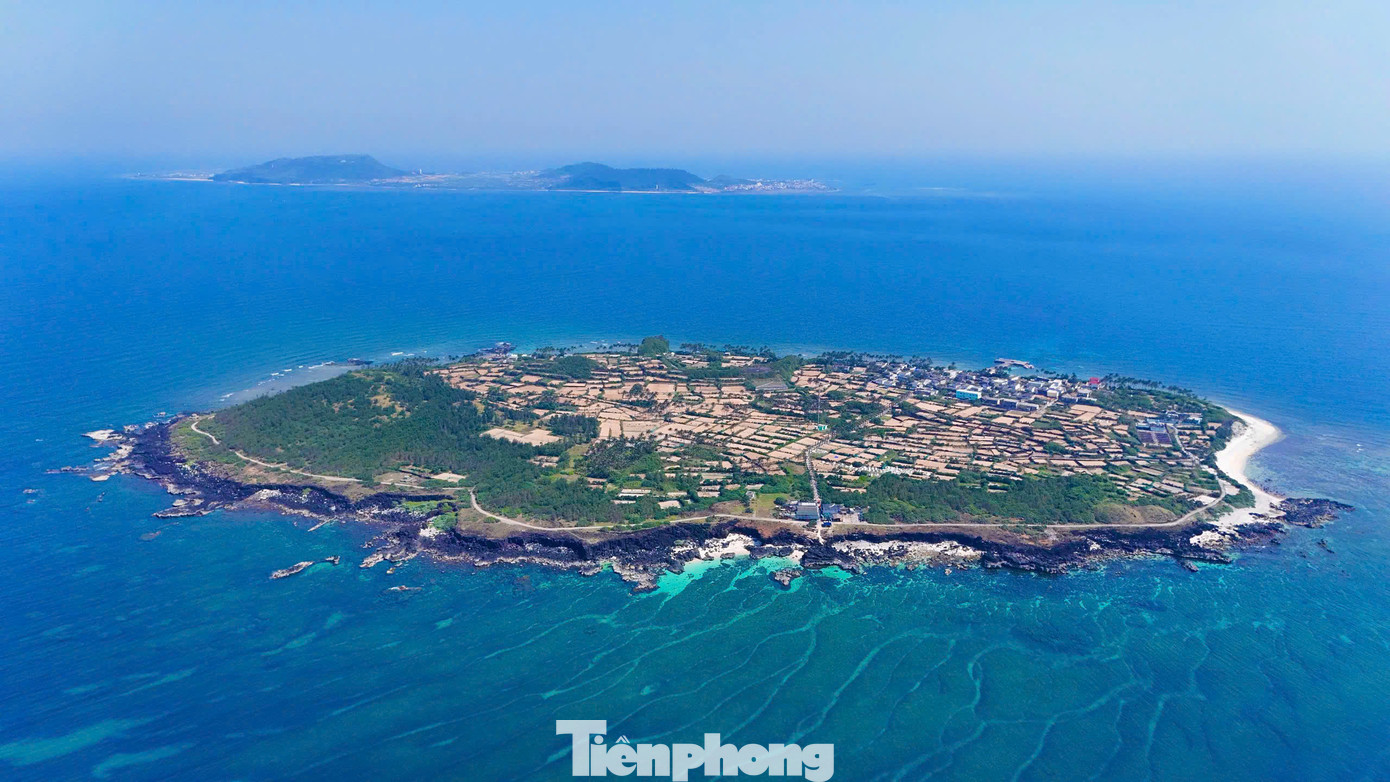 Nằm cách đảo Lý Sơn (đảo Lớn) chừng 3 hải lý về phía Tây Bắc, đảo Bé (hay còn gọi là đảo An Bình) có diện tích chừng 0,69km2. Trên đảo có khoảng 100 hộ dân với hơn 400 nhân khẩu sinh sống. Ảnh: Nguyễn Ngọc.