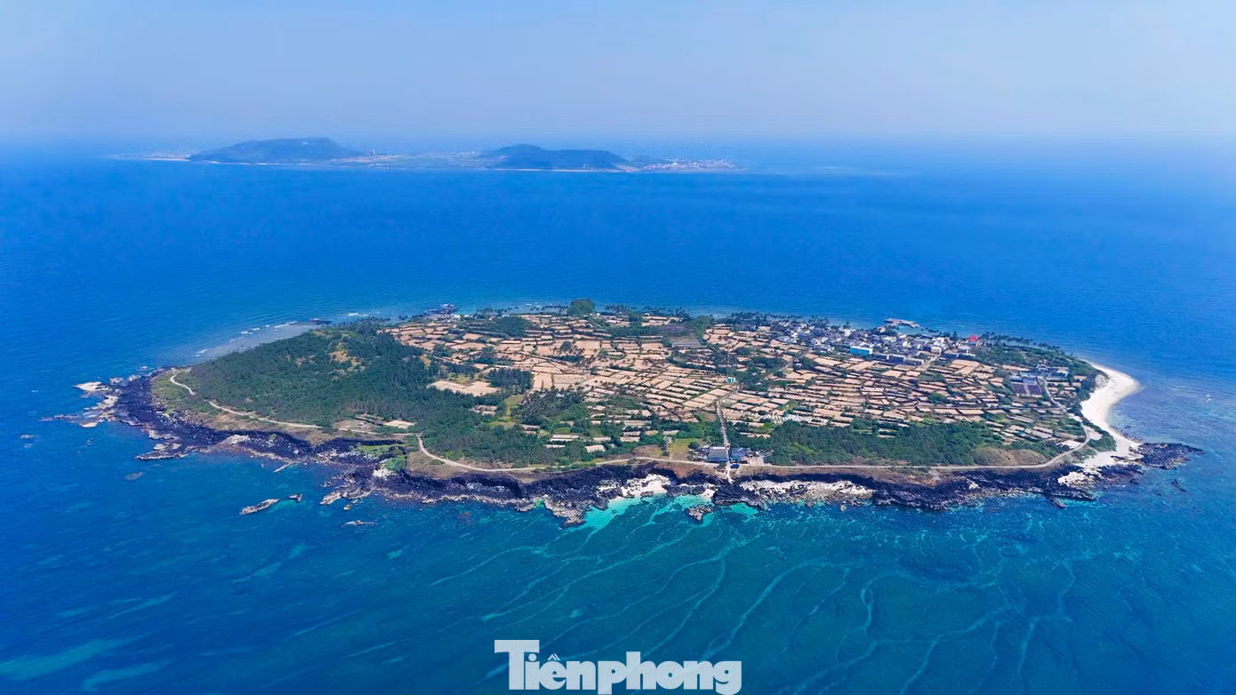 Nằm cách đảo Lý Sơn (đảo Lớn) chừng 3 hải lý về phía Tây Bắc, đảo Bé (hay còn gọi là đảo An Bình) có diện tích chừng 0,69km2. Trên đảo có khoảng 100 hộ dân với hơn 400 nhân khẩu sinh sống. Ảnh: Nguyễn Ngọc.