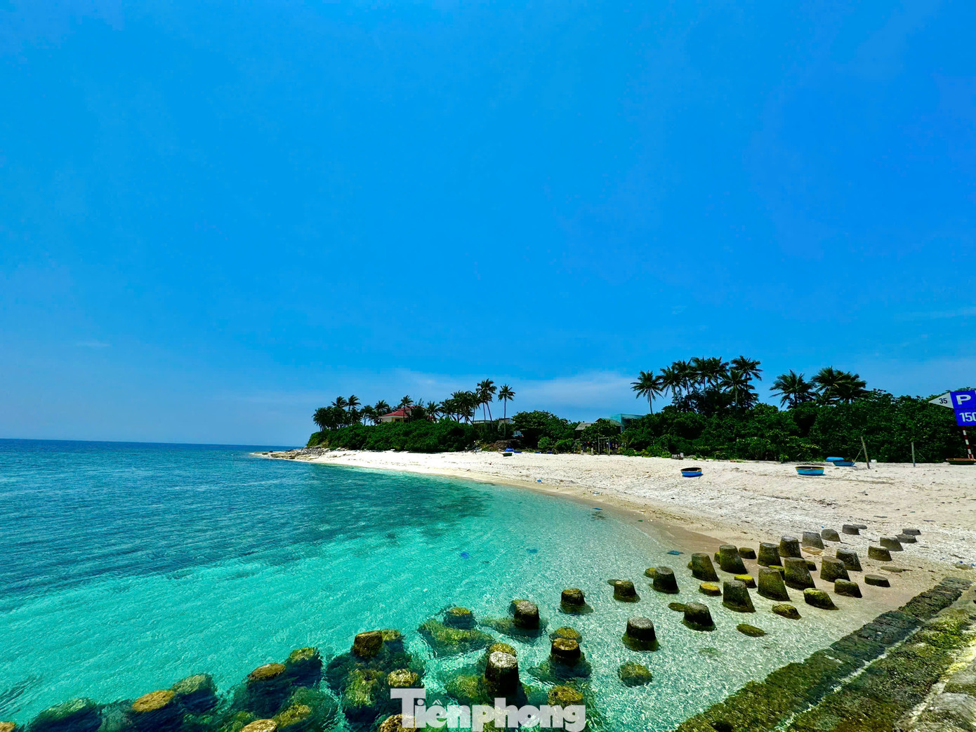 Đến đảo Bé, điều ấn tượng với du khách nhất đó là làn nước biển xanh ngắt có thể nhìn thấy tận đáy. Ảnh: Nguyễn Ngọc.