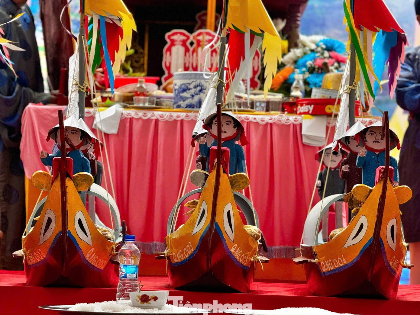 Đây là nghi lễ mang đậm tính nhân văn của người dân Lý Sơn - cúng thế cho người sống để cầu mong bình an cho người lính Hoàng Sa trước khi lên đường làm nhiệm vụ. Ảnh: Nguyễn Ngọc.