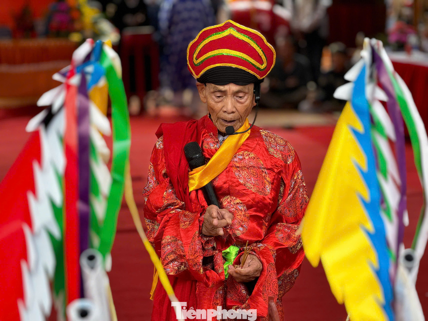 Thầy pháp thực hiện các nghi thức thế lính an vị các vong linh lính Hoàng Sa trước khi thả thuyền ra biển. Ảnh: Nguyễn Ngọc.