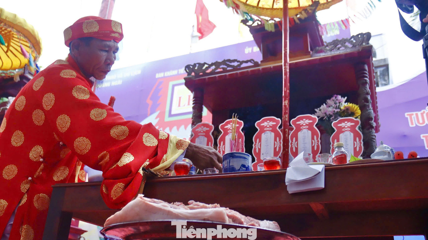 Một lễ vật không thể thiếu trong lễ khao lề thế lính là thuyền câu và bài vị của những binh phu đã bỏ mình nơi dặm dài biển cả. Ảnh: Nguyễn Ngọc.