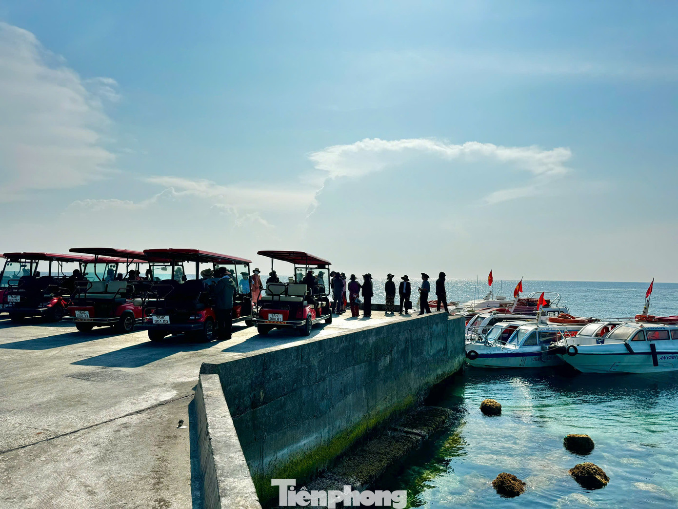 Đến đảo Bé, điều ấn tượng với du khách nhất đó là làn nước biển xanh ngắt có thể nhìn thấy tận đáy. Ảnh: Nguyễn Ngọc.