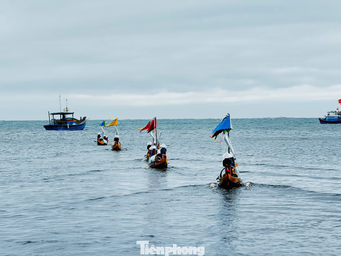 Tháng 4/2013, Lễ Khao lề thế lính Hoàng Sa được đưa vào Danh mục Di sản Văn hóa phi vật thể quốc gia. Lễ Khao lề thế lính Hoàng Sa không chỉ là một hình thức tế lễ truyền thống mà còn là thông điệp mạnh mẽ, khẳng định tinh thần yêu nước, lòng tự hào dân tộc, ý chí quật cường và trách nhiệm gìn giữ chủ quyền biển đảo thiêng liêng của Tổ quốc. Ảnh: Nguyễn Ngọc.