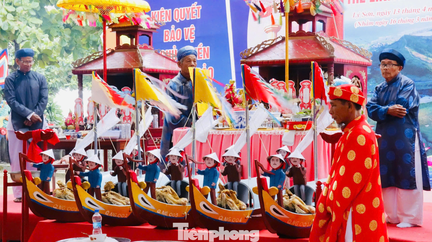 Một lễ vật không thể thiếu trong lễ khao lề thế lính là thuyền câu và bài vị của những binh phu đã bỏ mình nơi dặm dài biển cả. Ảnh: Nguyễn Ngọc.