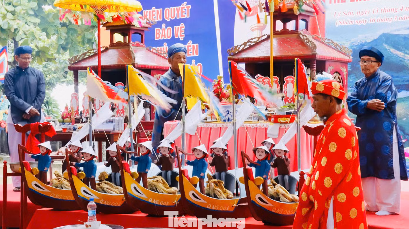 Một lễ vật không thể thiếu trong lễ khao lề thế lính là thuyền câu và bài vị của những binh phu đã bỏ mình nơi dặm dài biển cả. Ảnh: Nguyễn Ngọc.