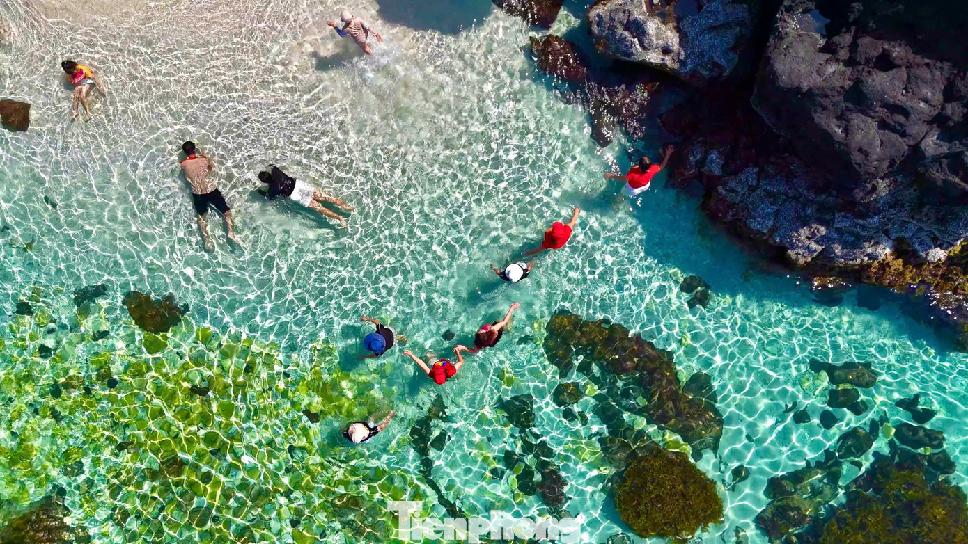 Du khách thích thú bơi lặn giữa làn nước biển trong xanh. Ảnh: Nguyễn Ngọc.