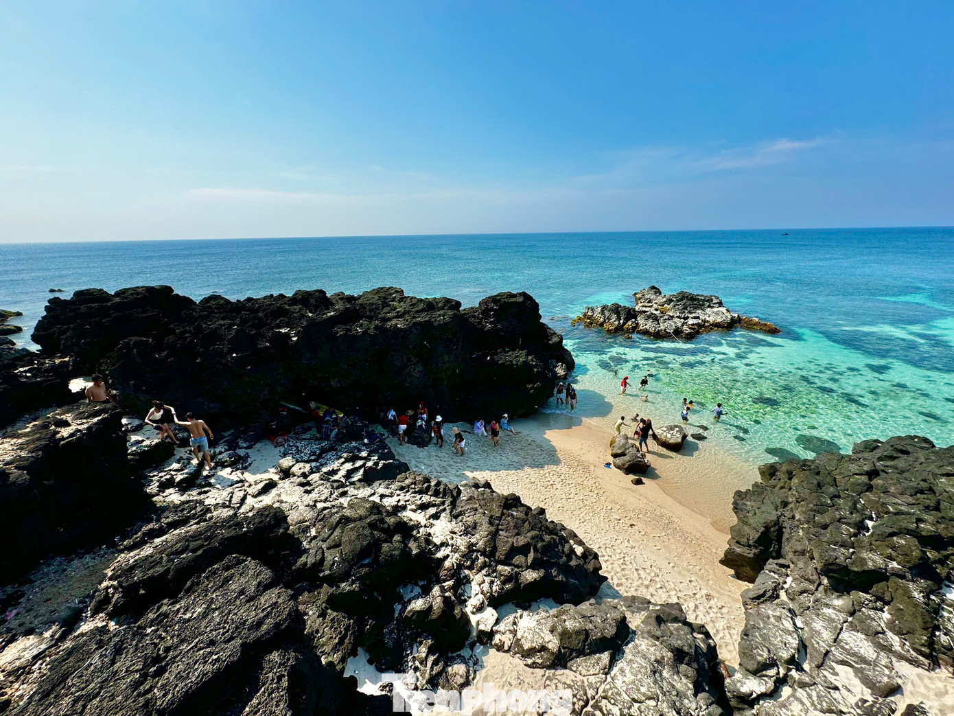 Các vách đá trầm tích núi lửa hàng triệu năm, hòa quyện với màu xanh của nước biển tạo thành một kiệt tác nghệ thuật của thiên nhiên. Ảnh: Nguyễn Ngọc.