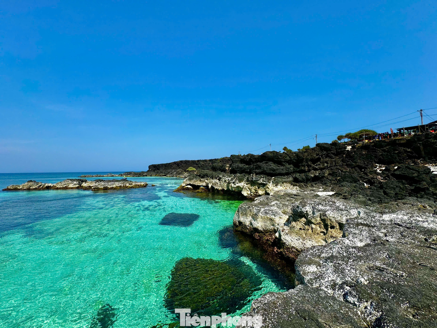 Lặng lẽ giữa biển khơi, đảo Bé tự tạo cho mình một nét đẹp riêng của cuộc sống yên bình cùng với vẻ đẹp hoang sơ độc đáo của thiên nhiên. Đảo Bé được du khách ví như “thiên đường” du lịch giữa biển khơi. Ảnh: Nguyễn Ngọc.