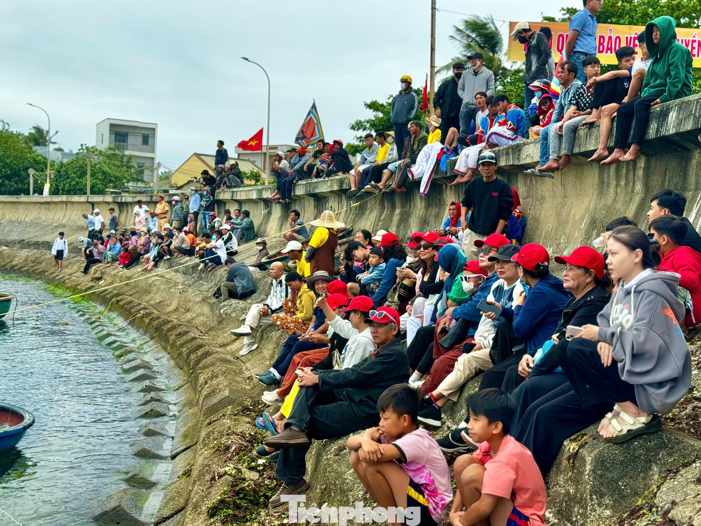 Rất nhiều người dân, du khách đến dự Lễ Khao lề thế lính Hoàng Sa. Ảnh: Nguyễn Ngọc