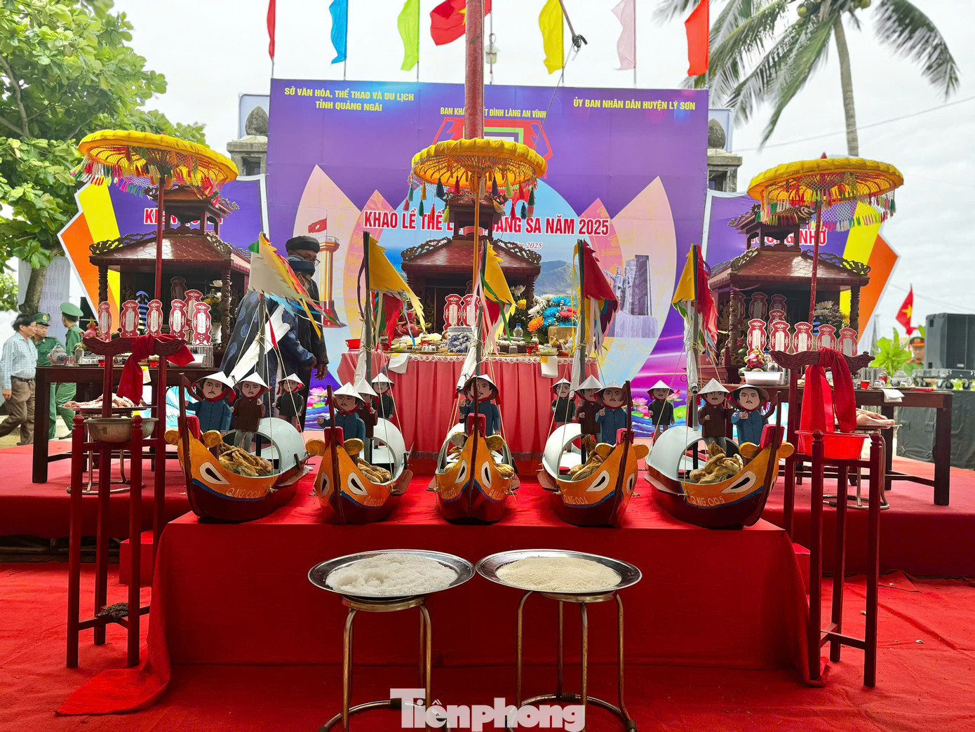 Sau lễ chánh tế khao lề thế lính Hoàng Sa, thầy pháp thực hiện các nghi thức thế lính an vị các vong linh chiến sĩ Hoàng Sa trước khi thả thuyền ra biển. Ảnh: Nguyễn Ngọc.