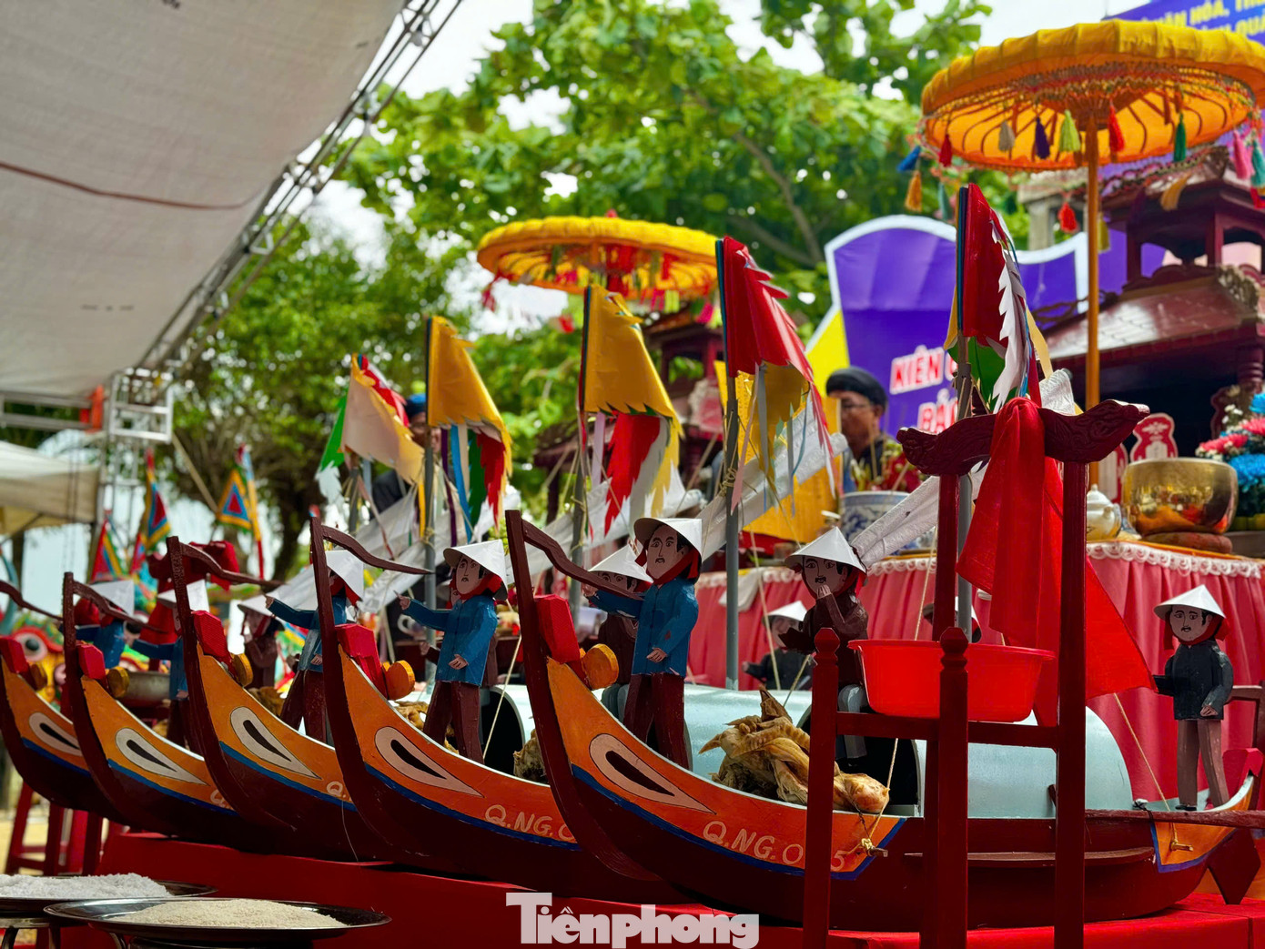 Sau lễ chánh tế khao lề thế lính Hoàng Sa, thầy pháp thực hiện các nghi thức thế lính an vị các vong linh chiến sĩ Hoàng Sa trước khi thả thuyền ra biển. Ảnh: Nguyễn Ngọc.