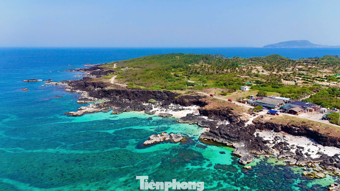 Do được hình thành bởi quá trình phun trào núi lửa nên đảo Bé sở hữu những bãi đá nham thạch độc đáo, khung cảnh thiên nhiên hoang sơ, bờ cát trắng mịn, làn nước biển xanh ngắt… Ảnh: Nguyễn Ngọc.