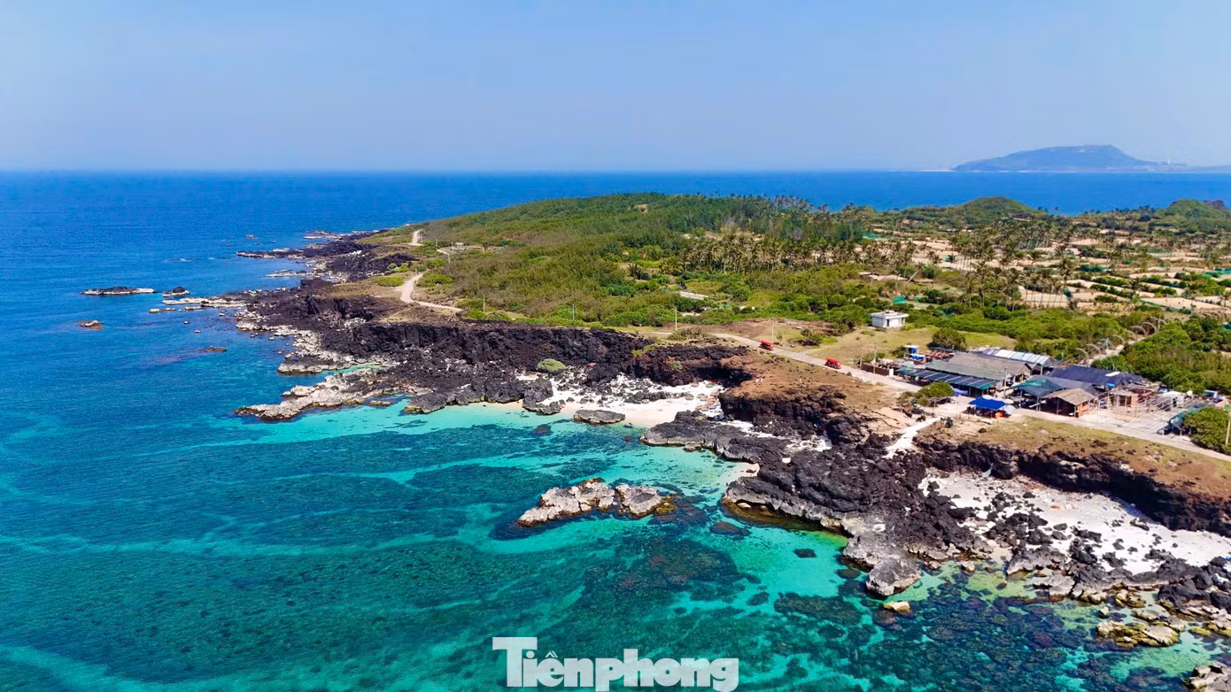 Do được hình thành bởi quá trình phun trào núi lửa nên đảo Bé sở hữu những bãi đá nham thạch độc đáo, khung cảnh thiên nhiên hoang sơ, bờ cát trắng mịn, làn nước biển xanh ngắt… Ảnh: Nguyễn Ngọc.