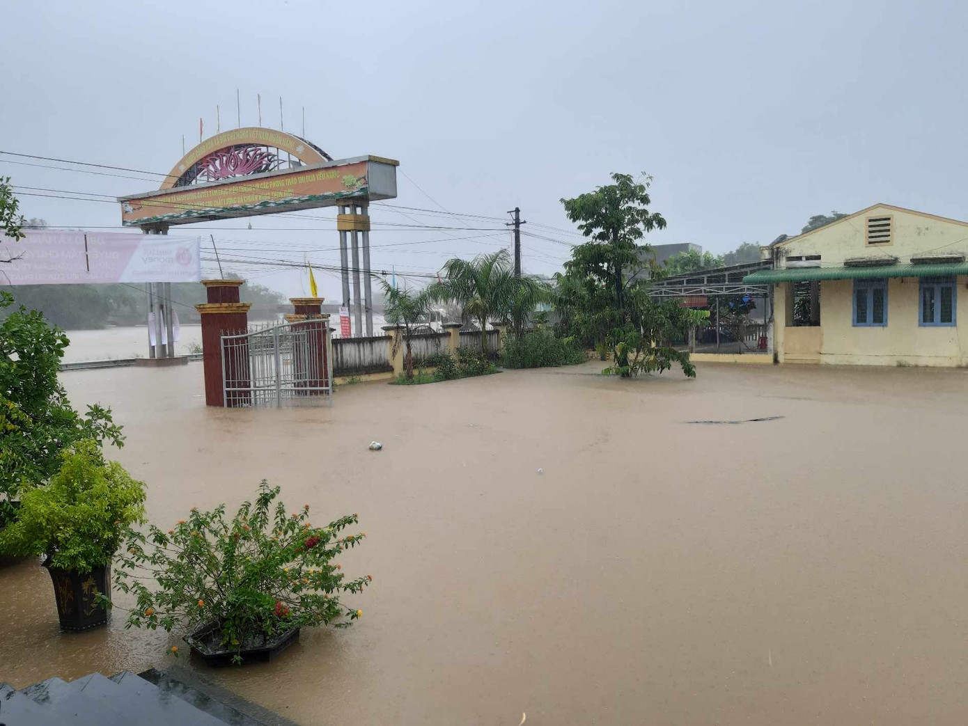 Đến sáng ngày 14/11, tại các xã Hành Dũng, Hành Nhân (huyện Nghĩa Hành) bị ngập khoảng 0,5 - 1m. Đến sáng ngày 14/11, tại các xã Hành Dũng, Hành Nhân (huyện Nghĩa Hành) bị ngập khoảng 0,5 - 1m.