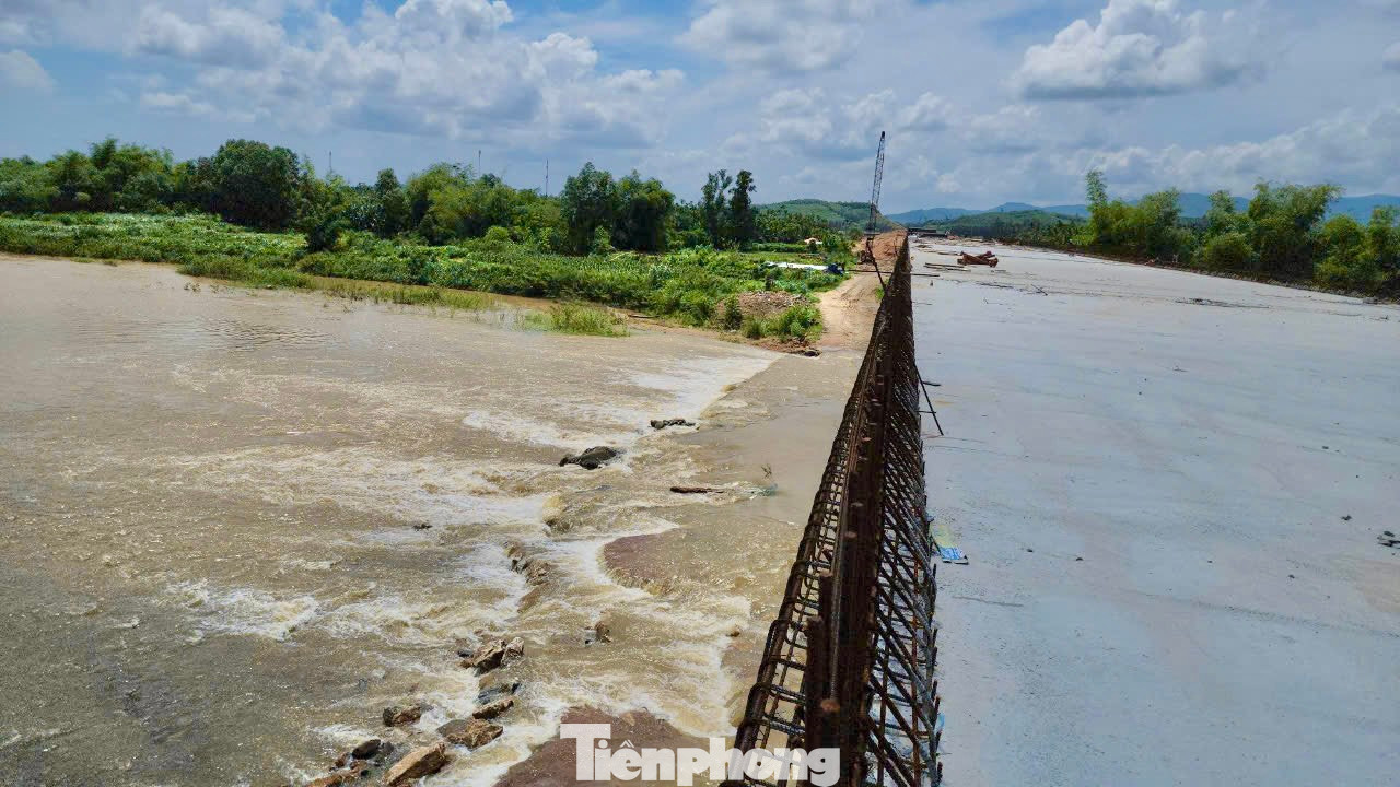 Hiện cầu sông Vệ đã hoàn thành phần bên dưới và vượt lũ thành công trong mùa mưa lũ 2024.