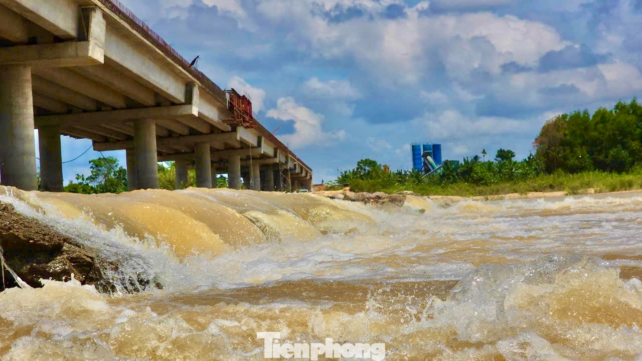Hiện cầu sông Vệ đã hoàn thành phần bên dưới và vượt lũ thành công trong mùa mưa lũ 2024.
