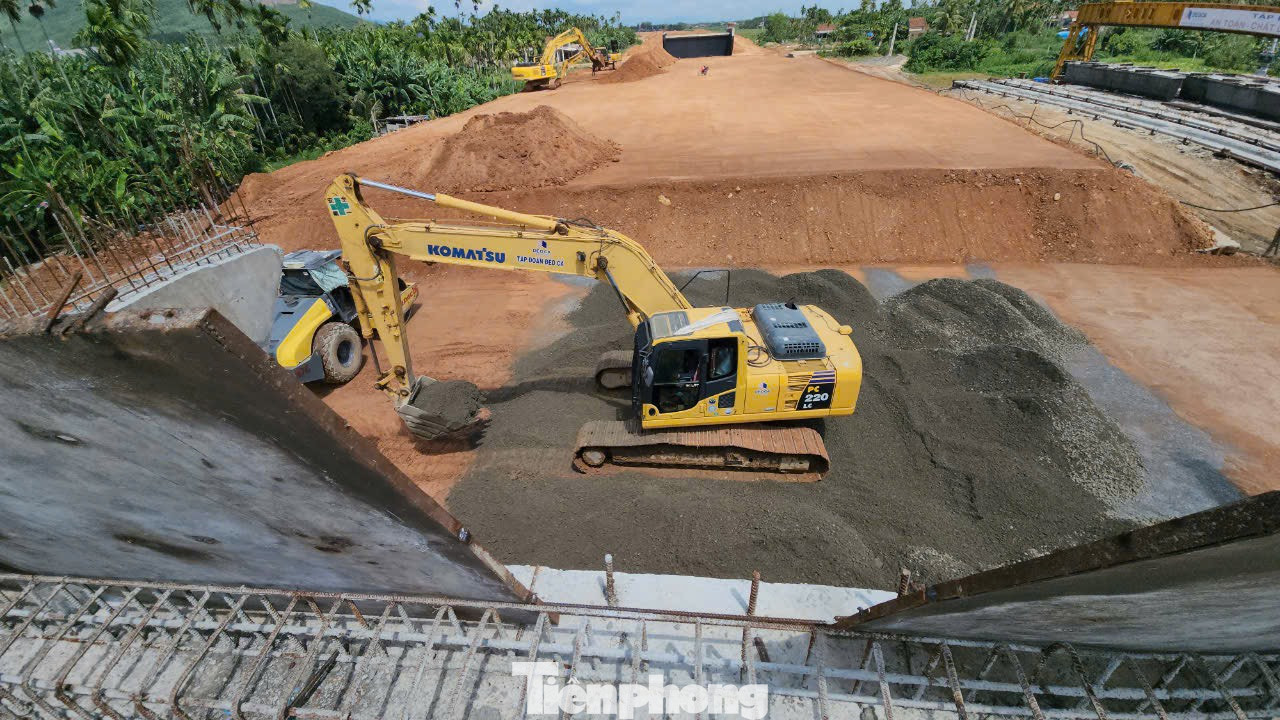 Song song với phần chính của cầu, nhà thầu cũng triển khai đồng loạt thi công mố hai bên đầu cầu, đắp đất nền để thông tuyến phục vụ giao thông đi lại tạm thời trong quá trình di chuyển hai bên đầu cầu trong mùa mưa lũ.