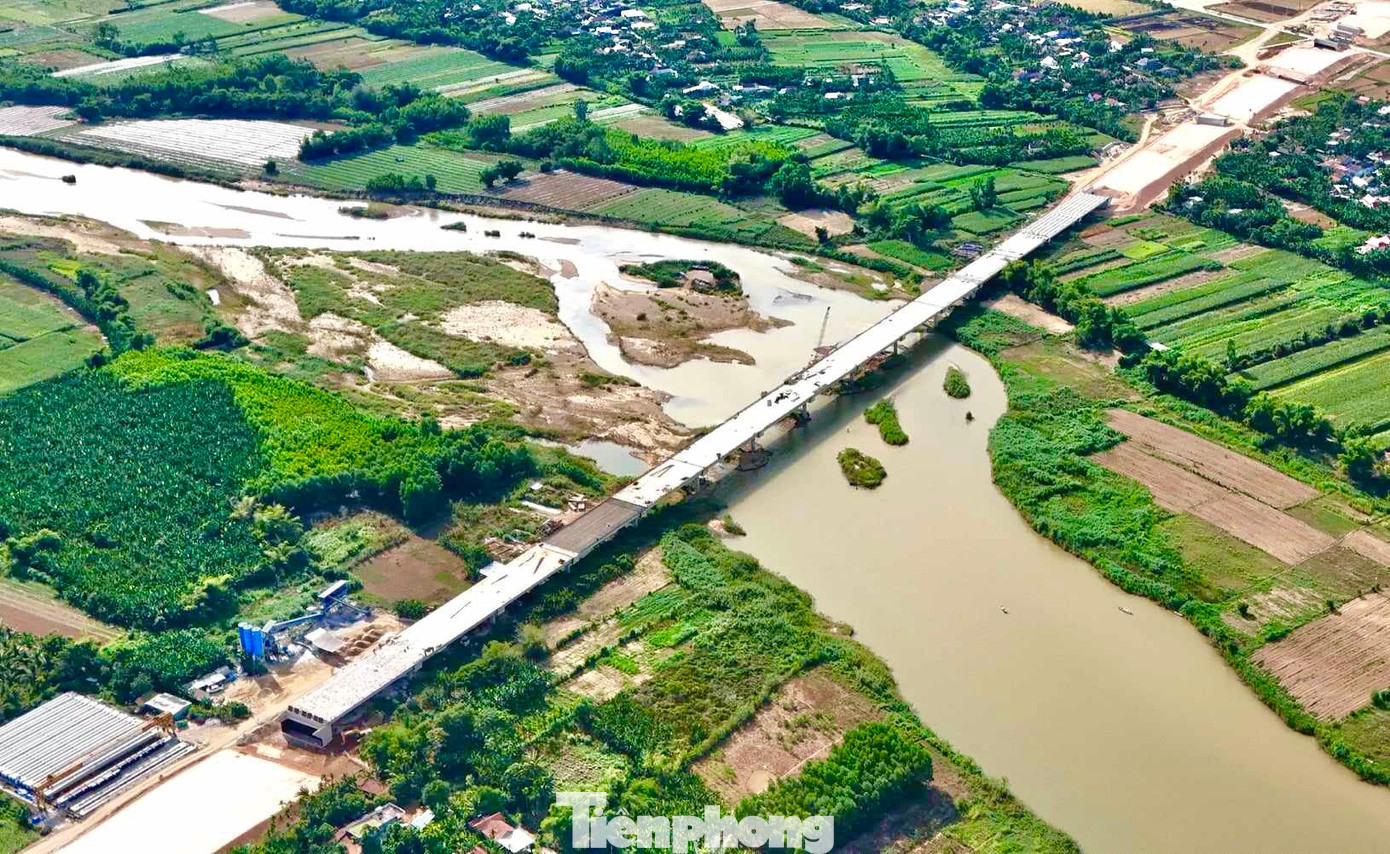 Cầu Sông Vệ dài 610m, với 15 nhịp chính bắc qua sông Vệ nối hai xã Hành Phước với Hành Thịnh (huyện Nghĩa Hành, tỉnh Quảng Ngãi) có vốn đầu tư khoảng 177 tỷ đồng.