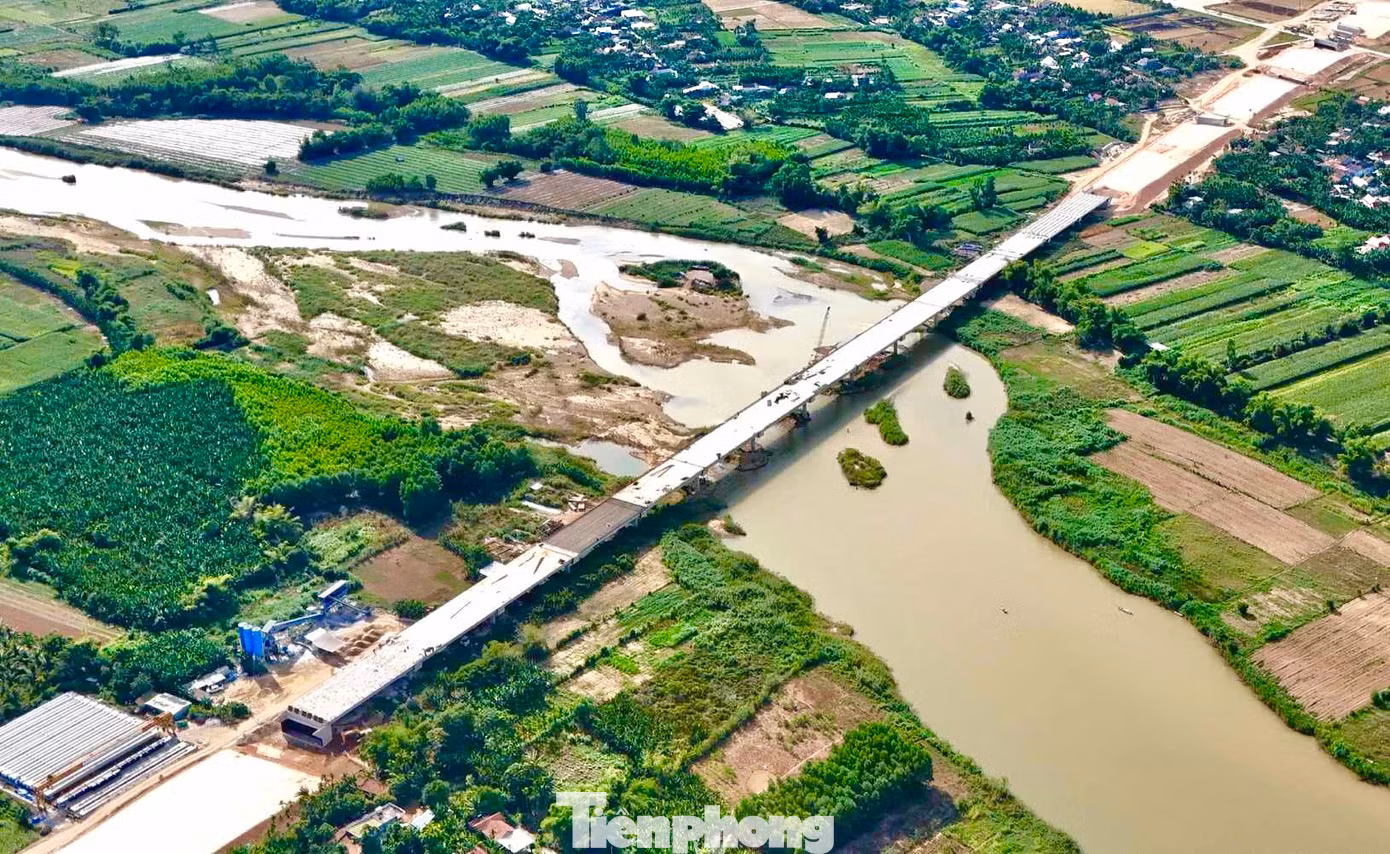 Cầu Sông Vệ dài 610m, với 15 nhịp chính bắc qua sông Vệ nối hai xã Hành Phước với Hành Thịnh (huyện Nghĩa Hành, tỉnh Quảng Ngãi) có vốn đầu tư khoảng 177 tỷ đồng.