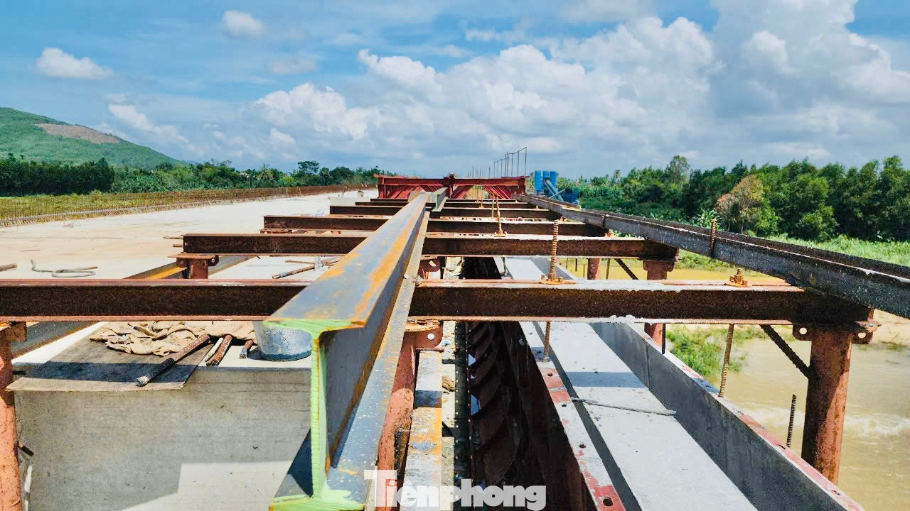 Ngoài tập trung hạng mục bản mặt cầu, nhà thầu cũng đẩy nhanh việc thi công lan can thành cầu.