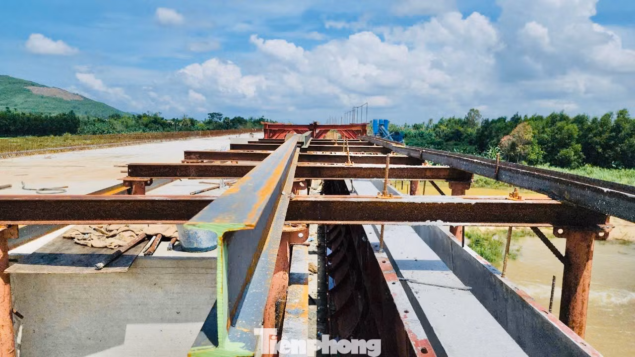 Ngoài tập trung hạng mục bản mặt cầu, nhà thầu cũng đẩy nhanh việc thi công lan can thành cầu.