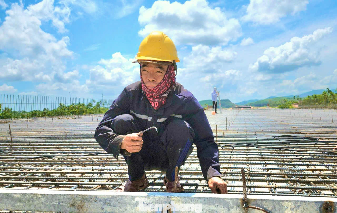 Công trường dự án trong giai đoạn nước rút nên các công nhân luôn làm việc với tinh thần nghiêm túc và khẩn trương.