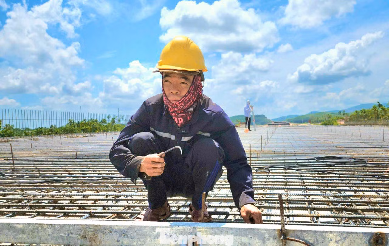 Công trường dự án trong giai đoạn nước rút nên các công nhân luôn làm việc với tinh thần nghiêm túc và khẩn trương.