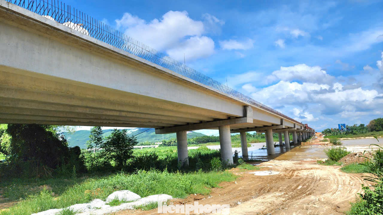 Đây là hạng mục cầu lớn nhất trên tuyến cao tốc Quảng Ngãi - Hoài Nhơn (thuộc Dự án xây dựng Công trình đường bộ cao tốc Bắc Nam phía đông giai đoạn 2021-2025).